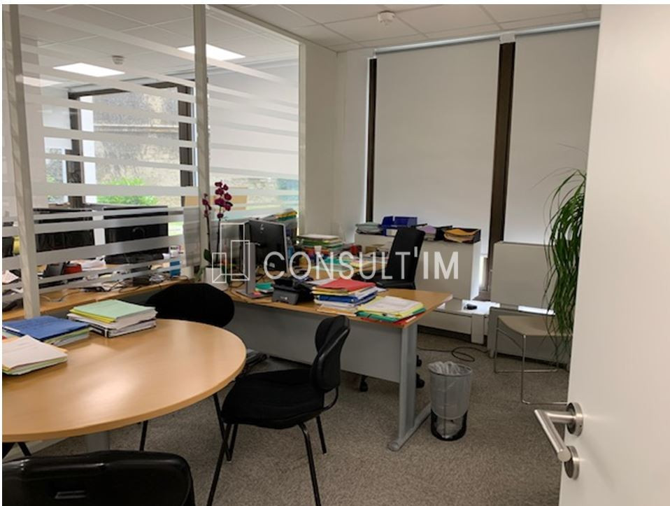 Dans un complexe immobilier de bureaux au pied de l'A13 et du Pt de St Cloud