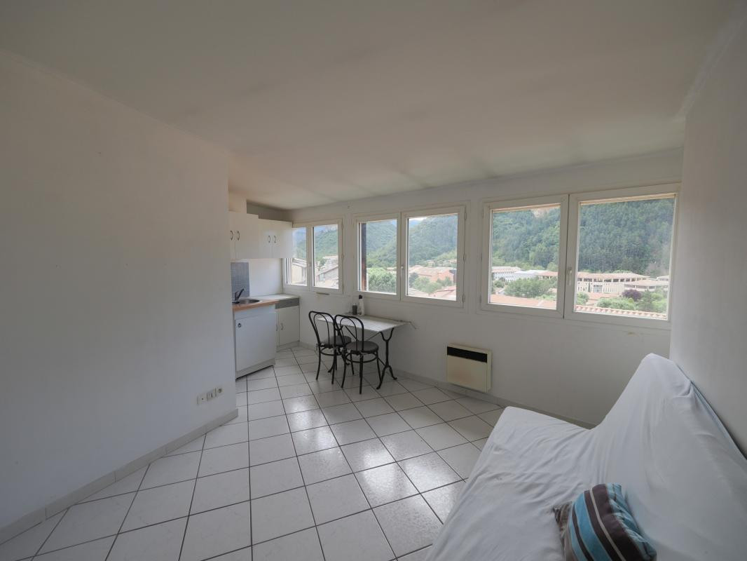 A VENDRE A DIGNE LES BAINS LOT DE 15 APPARTMENTS DONT 8 A RENOVER , PLEIN CENTRE VILLE