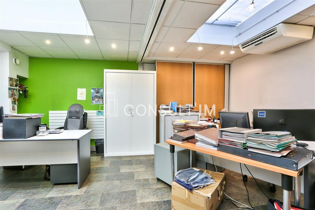 Bureaux type show-room avec vitrine à vendre à toute proximité de Convention VACANT