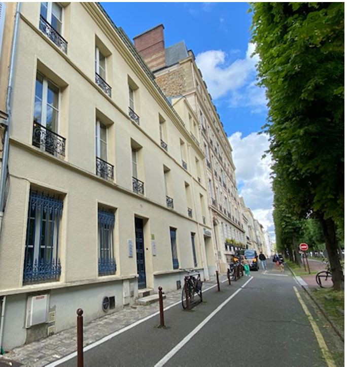 Au pied de la gare de Versailles Rive Droite, 112 m² à louer dans un  hôtel particulier