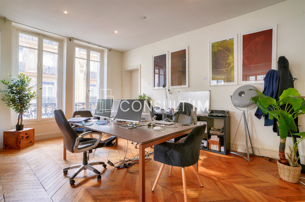 Au coeur du Triangle d'Or, bureaux en très bon état avec parquet moulures et cheminées