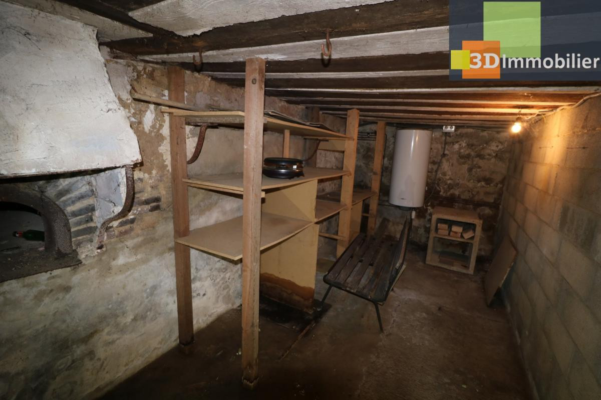 Vends petit immeuble en pierres, bon état avec 2 appartements de 56 et 58m² avec cave, petite cour au centre de Mont sous Vaudrey