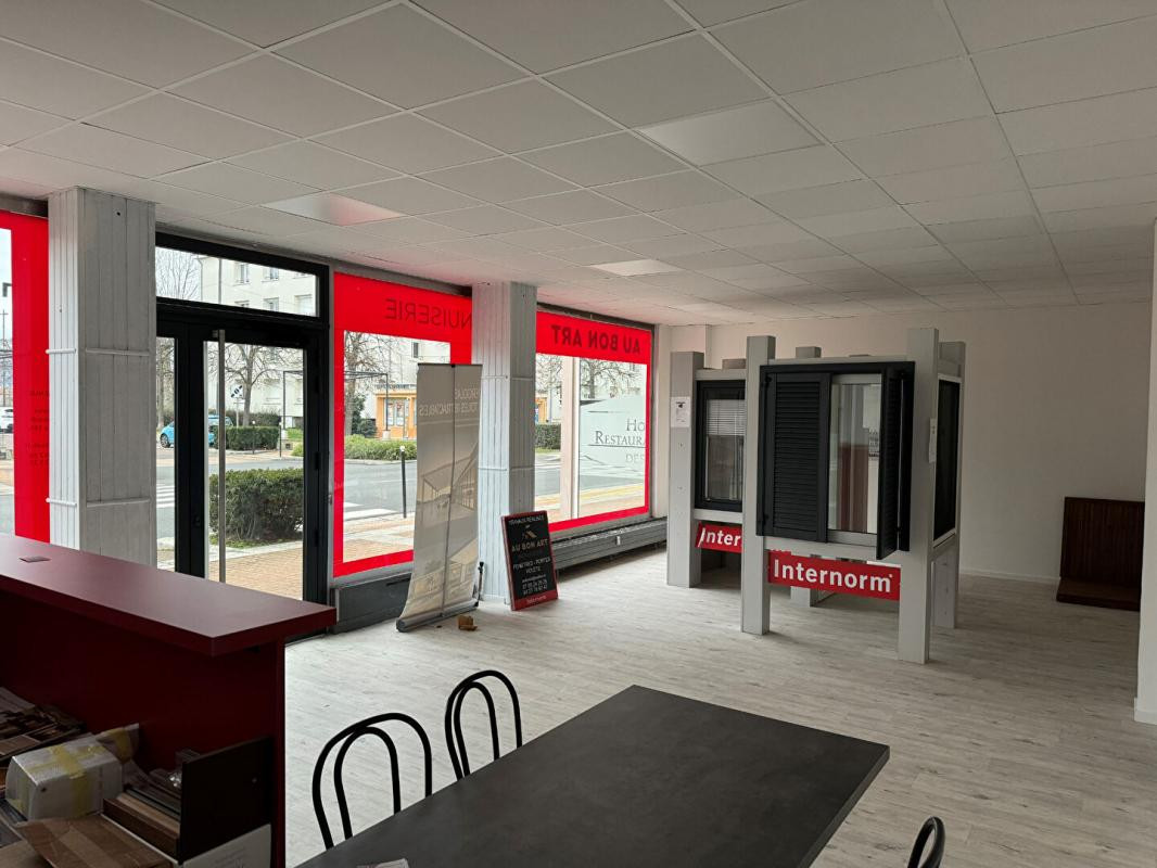 LOCAL COMMERCIAL LE COTEAU - 68 m²