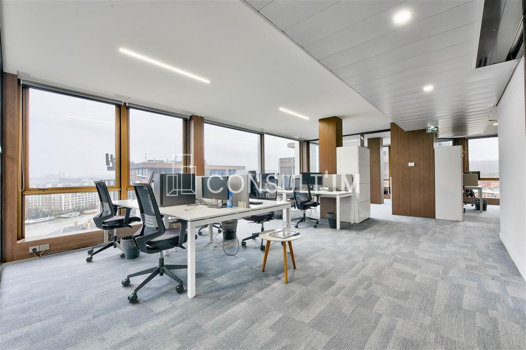 Dans un complexe immobilier de bureaux au pied de l'A13 et du Pt de St Cloud