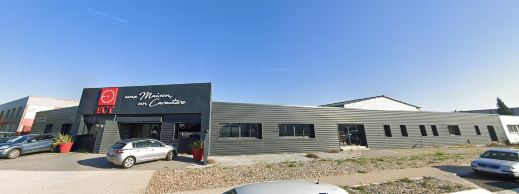 Bâtiment de Bureaux 655 m² (loué) – 19 parkings privatifs – Zone Commerciale Ingré