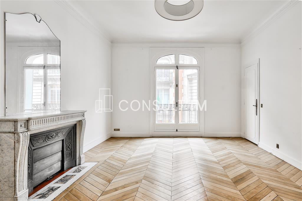 À louer un local de standing avec parquet, moulures, cheminées