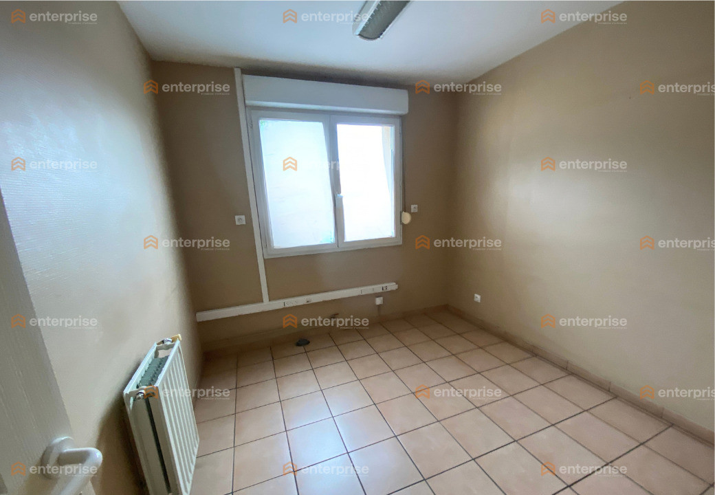 A LOUER - BUREAUX/ LOCAUX COMMERCIAUX - 110M2 - LIBERCOURT - RUE COMMERCANTE