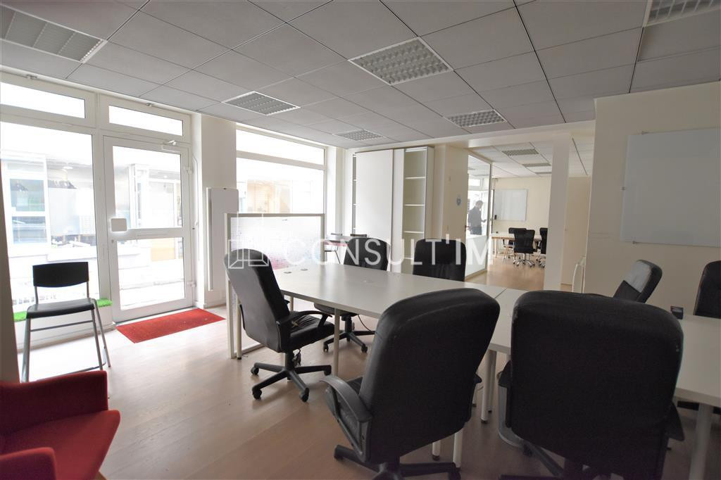 Bureaux en RDC donnant sur cour pavée
