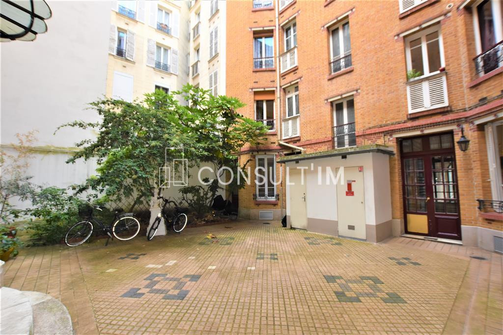 Consult'Im vous propose une boutique de 56 m² dans un bel immeuble en pierre de taille