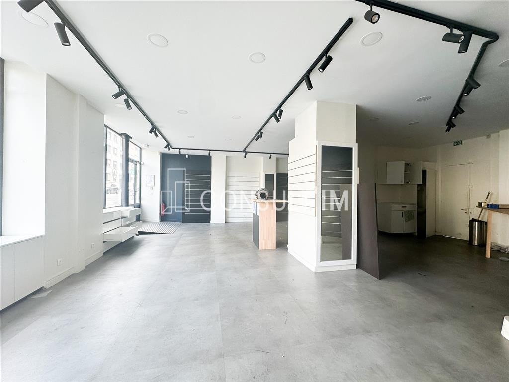 Boutique en location pure avec un très beau linéaire de vitrine