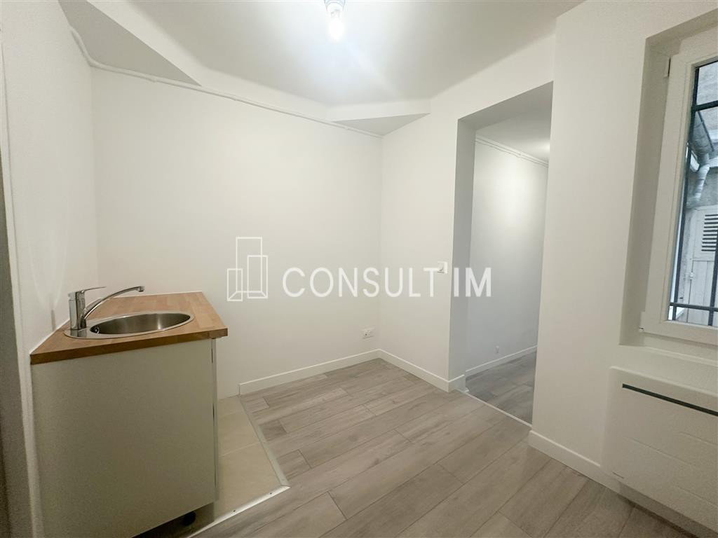 Rue commerçante au Père-Lachaise - Boutique de 35m² à louer