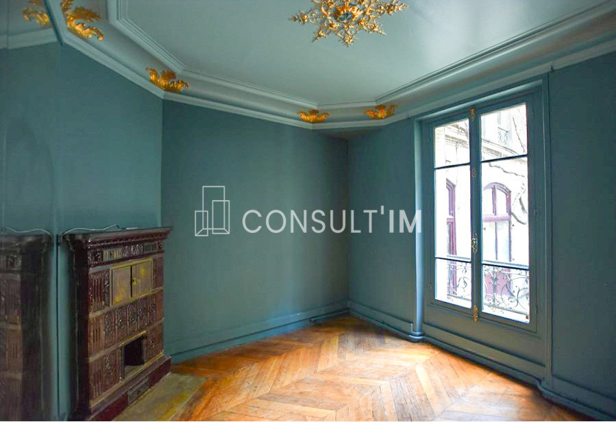 Bureaux calmes avec parquet, moulures et cheminées à louer dans le 17ème arrondissement
