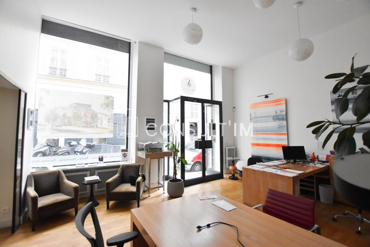 Boutique à louer avec un très beau linéaire de vitrine