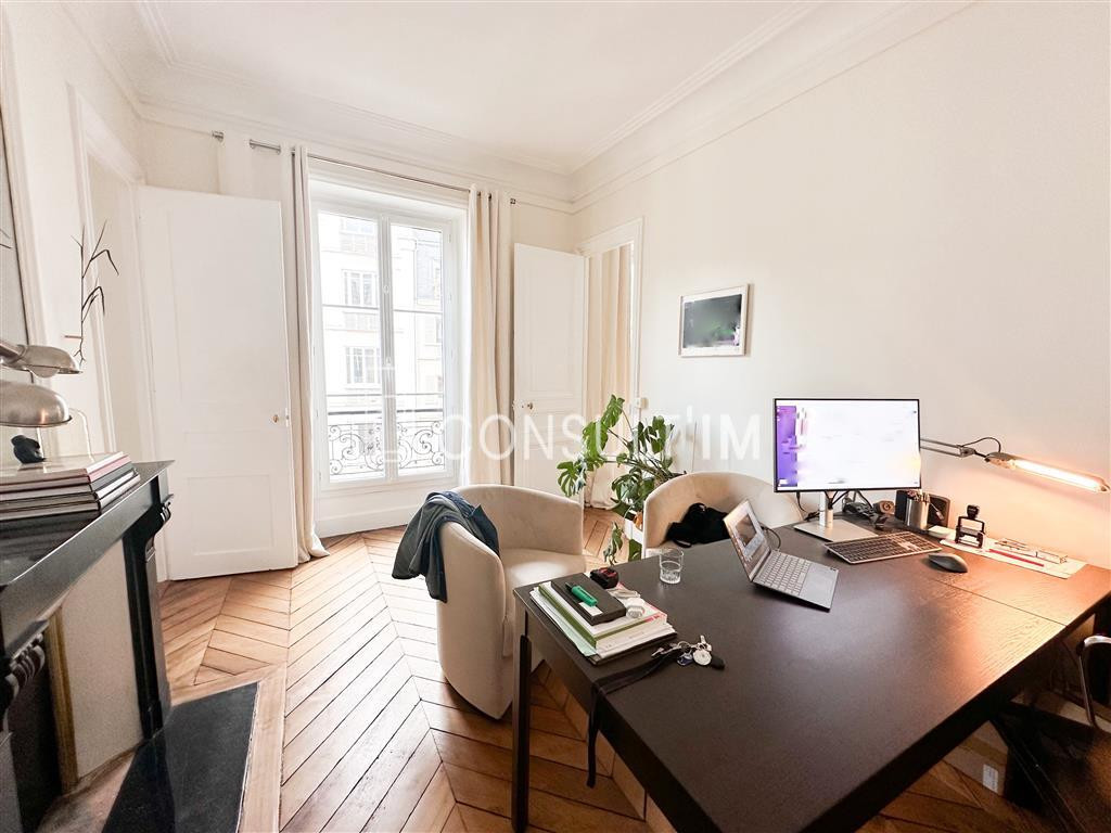 Proche Saint Lazare, à louer bureau avec parquet, moulures et cheminées