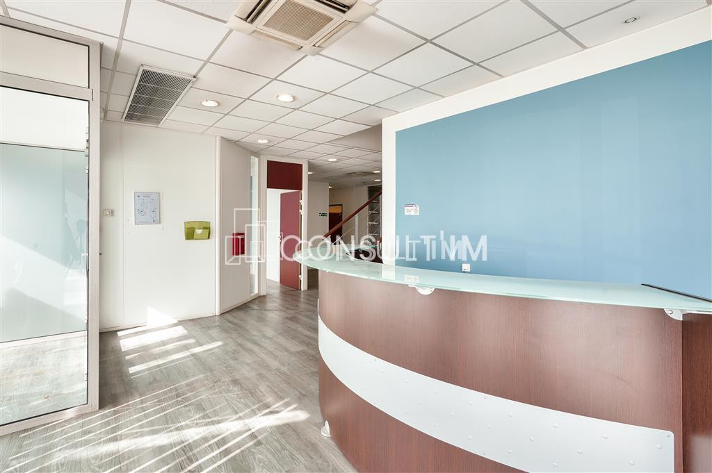 Sur les quais de Seine, Bureaux  avec entrée indépendante à louer avec belle hauteur sous-plafond