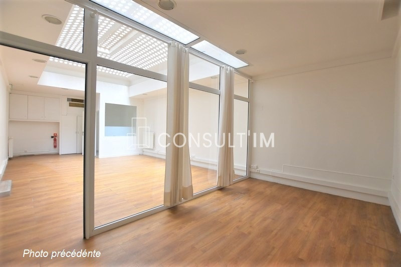 Bureaux atypiques en RDC avec grande verrière donnant sur une charme cour arborée