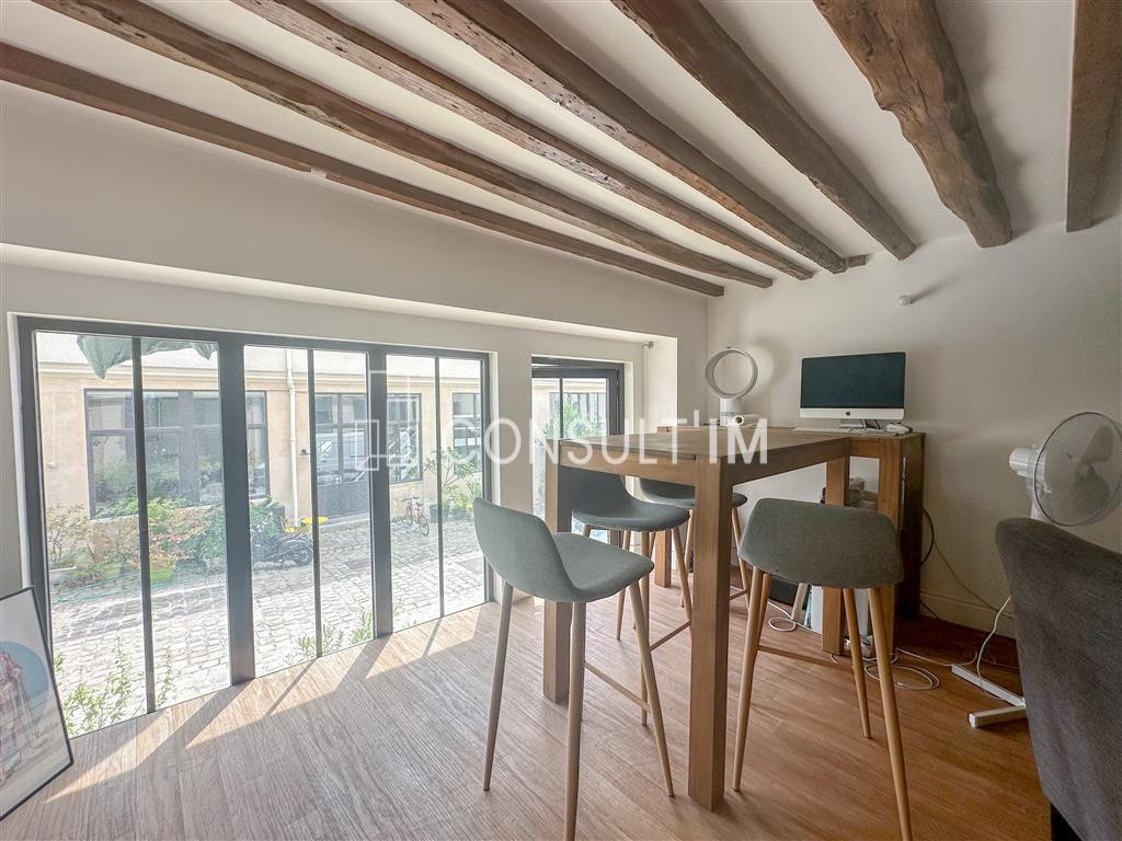 Bureaux en duplex type loft avec pierres et poutres apparentes