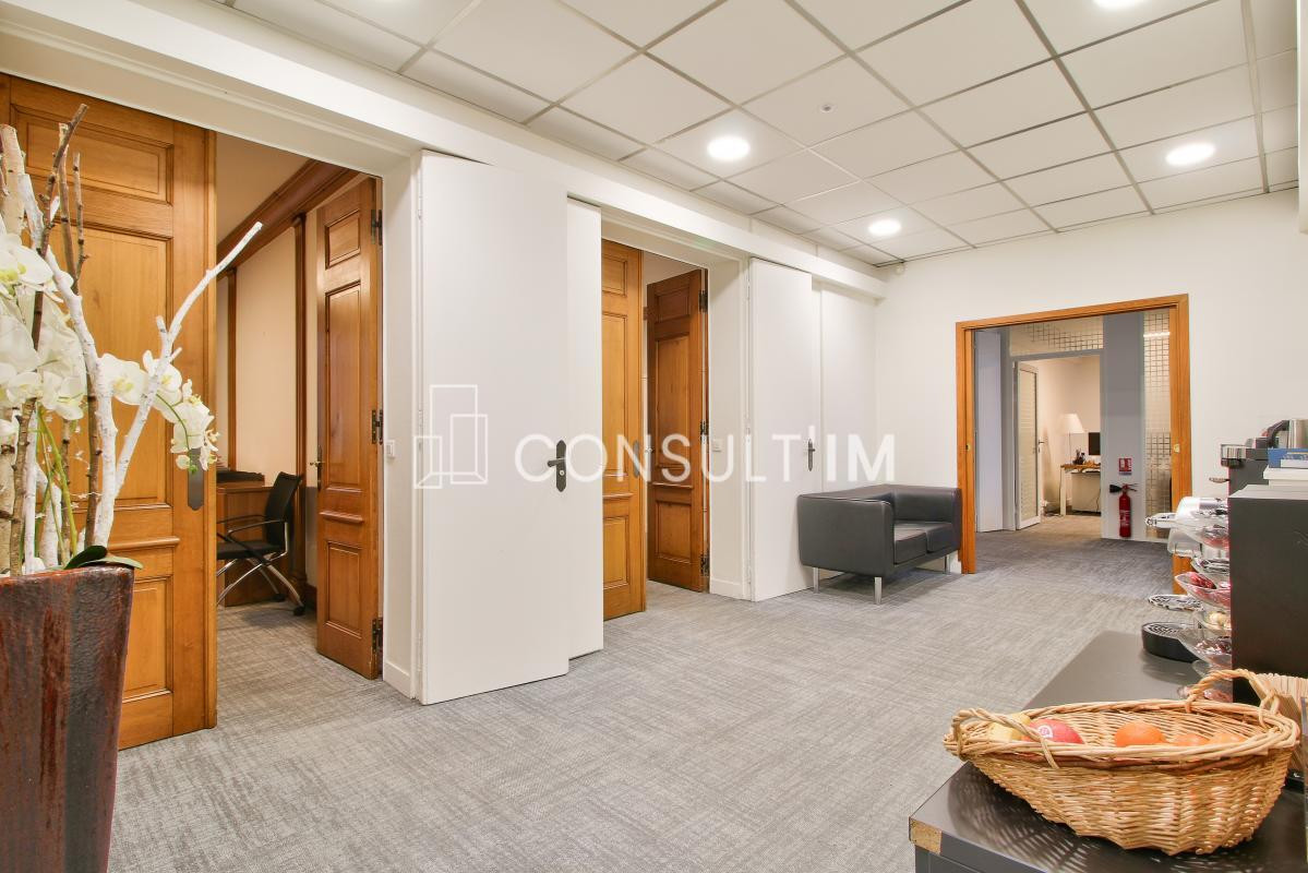 Bureaux lumineux avec balcons filants en étage élevé