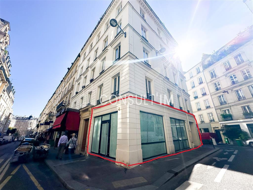 Idéalement située dans un quartier très commerçant, belle boutique d'angle en LOCATION PURE