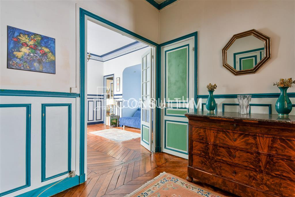A vendre T2 avec parquet, moulures et cheminées