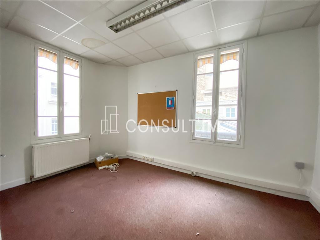 A deux pas de la Place de la Nation, bureaux avec accès indépendant sur rue, ERP/PMR