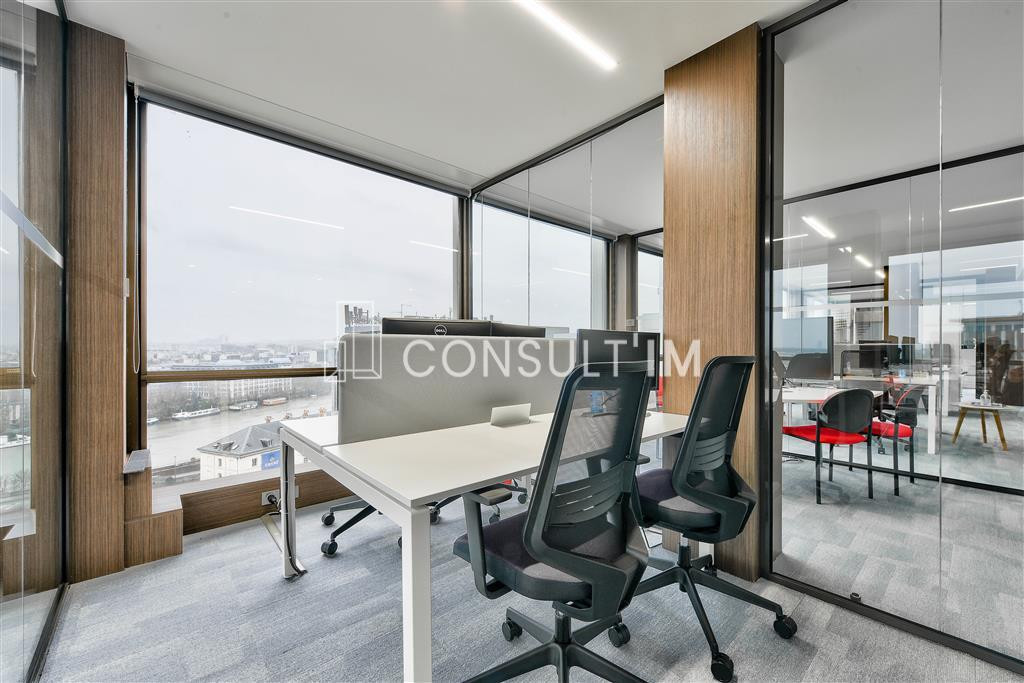 Dans un complexe immobilier de bureaux au pied de l'A13 et du Pt de St Cloud