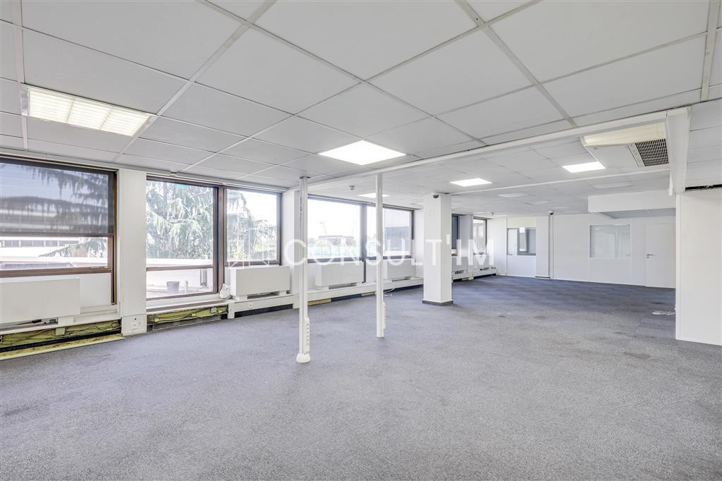 Au pied du Pont de St Cloud, surface mixte, activité-bureaux, à louer de 607m²