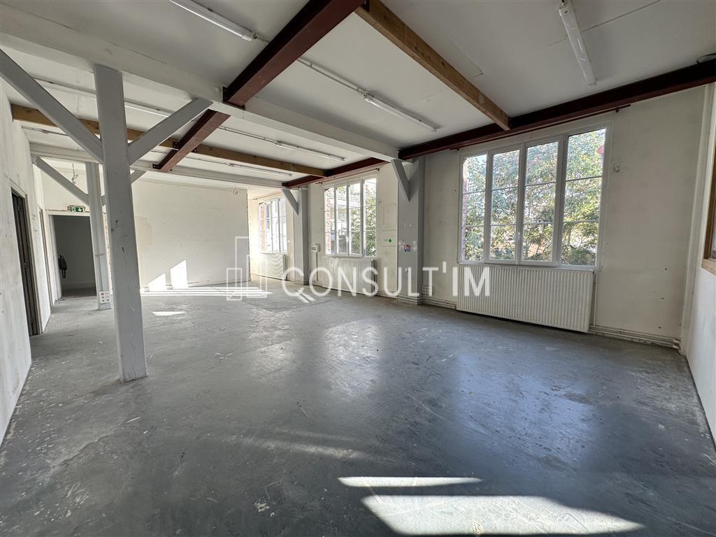 Locaux style atelier/loft en duplex avec accès indépendant et monte charge
