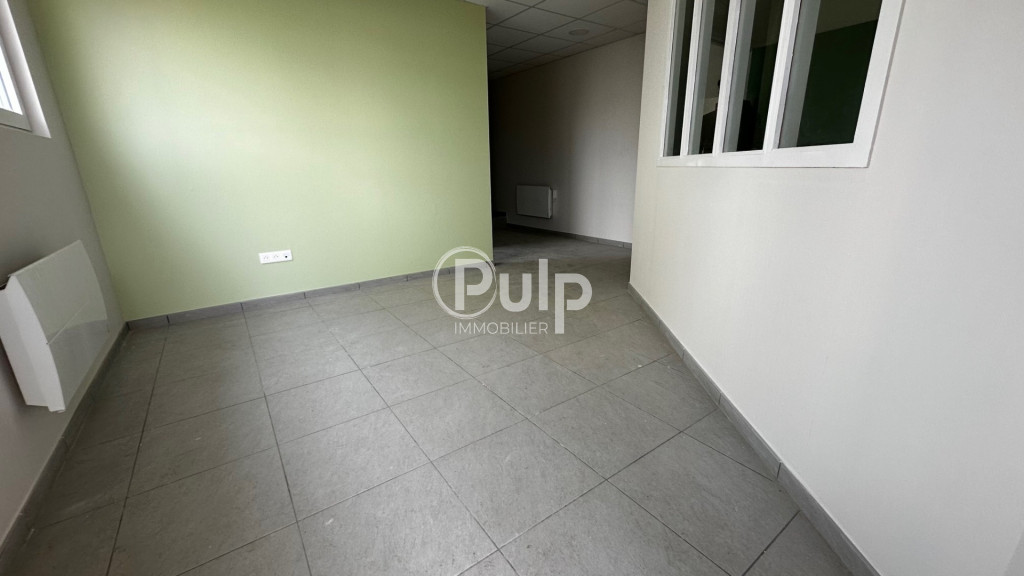 Ensemble de bureaux avec showroom, accueil et parkings