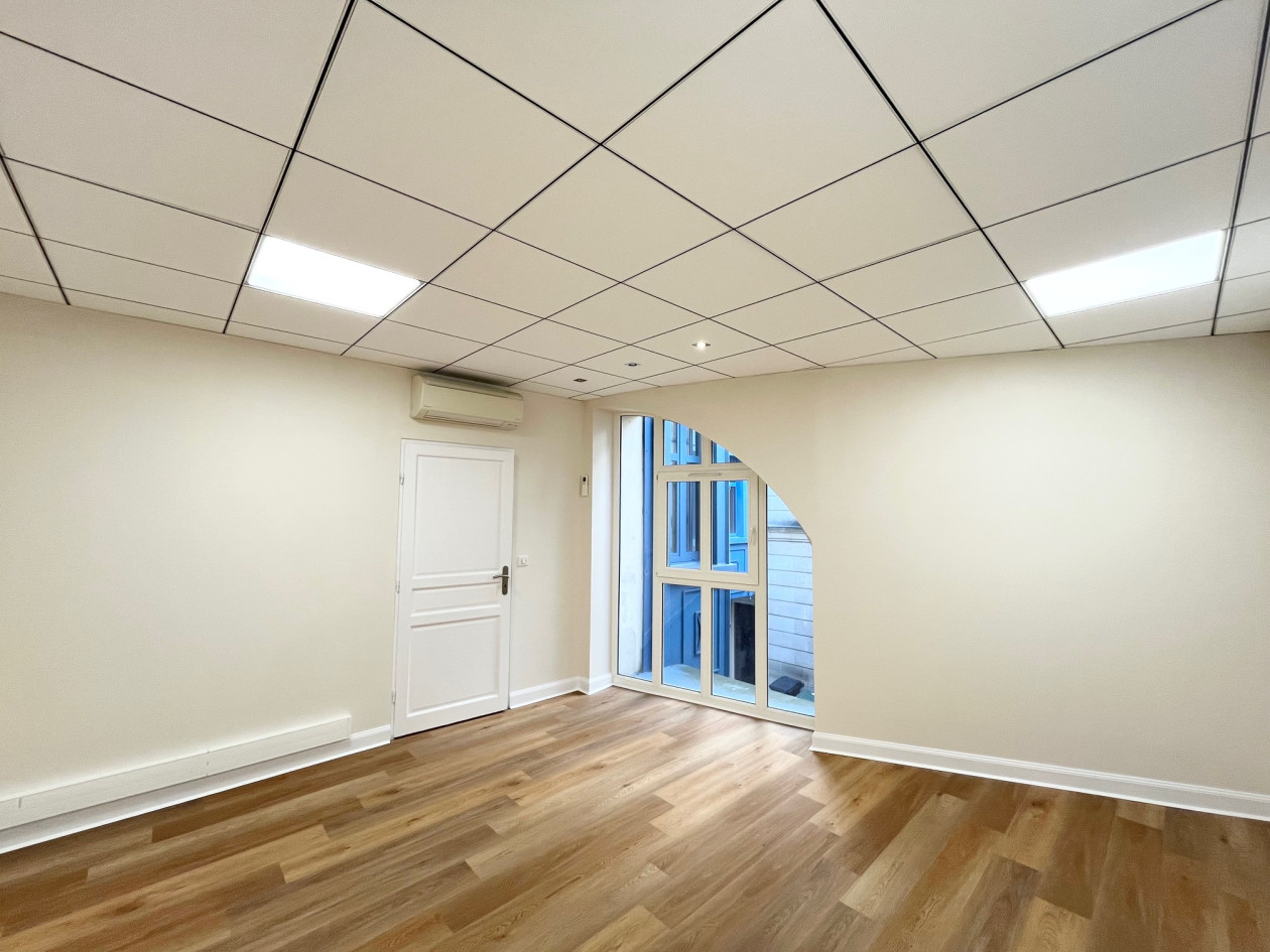 BORDEAUX JARDIN PUBLIC - LOCATION BUREAUX 134 M² AVEC COUR