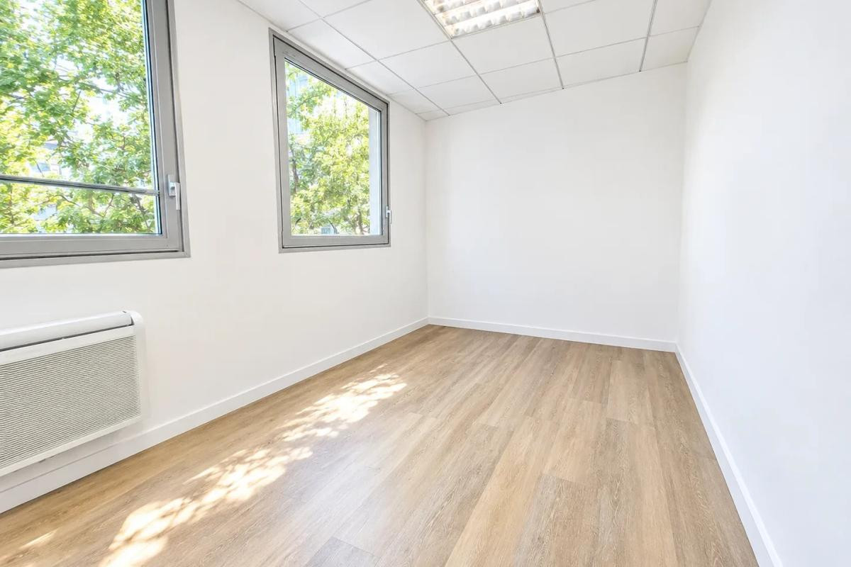 Locaux à louer divisibles par bureau. Accès PMR et ERP 5 spécialisés pour des professions médicales. Location au bureau. Plateau entièrement cloisonné jusqu'à 11 bureaux avec leur point d'eau privatif