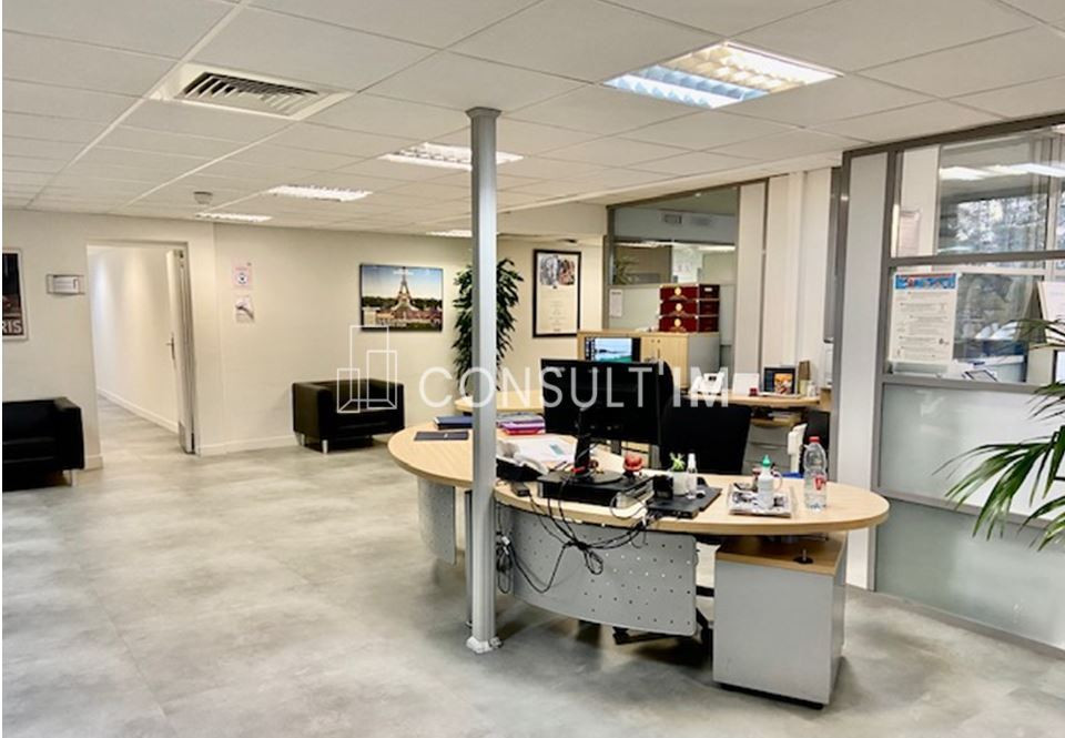 Au pied du Pont de St Cloud, beau plateau lumineux de 436 m² à VENDRE