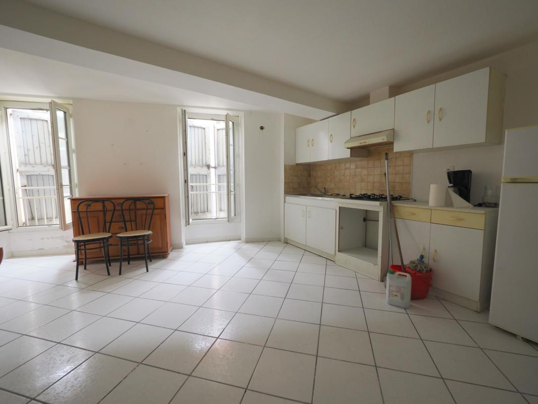 A VENDRE A DIGNE LES BAINS LOT DE 15 APPARTMENTS DONT 8 A RENOVER , PLEIN CENTRE VILLE