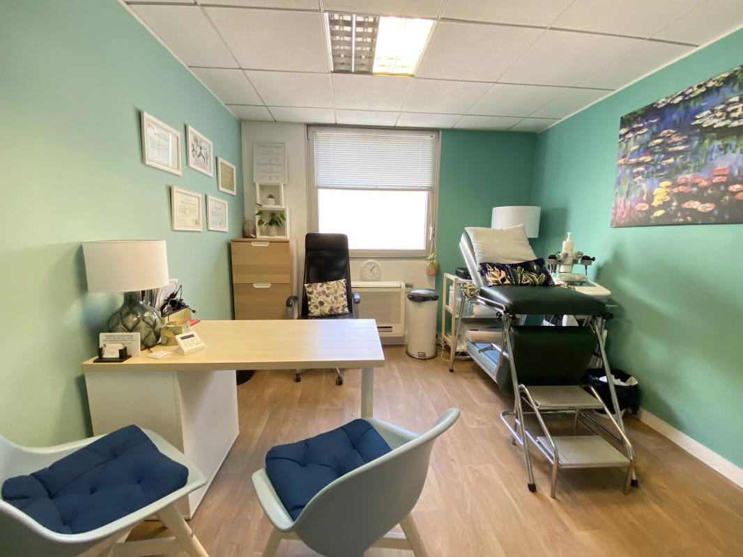 Locaux à louer de 220m² divisibles par bureau. Accès PMR - ERP 5 -Spécialisés pour des professions médicales. Location au bureau. Immeuble récent de bureaux, plateau entièrement cloisonné jusqu'à 11 bureaux avec leur point d'eau privatif