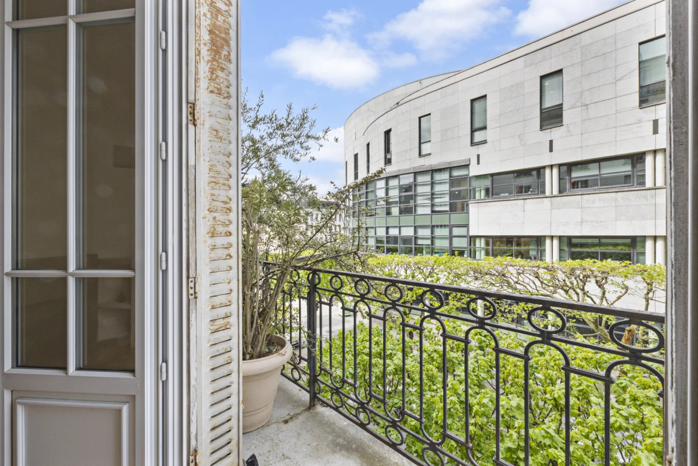 Mairie de Vincennes. Charmant local professionnel à louer de 49 m2 au 2ème étage