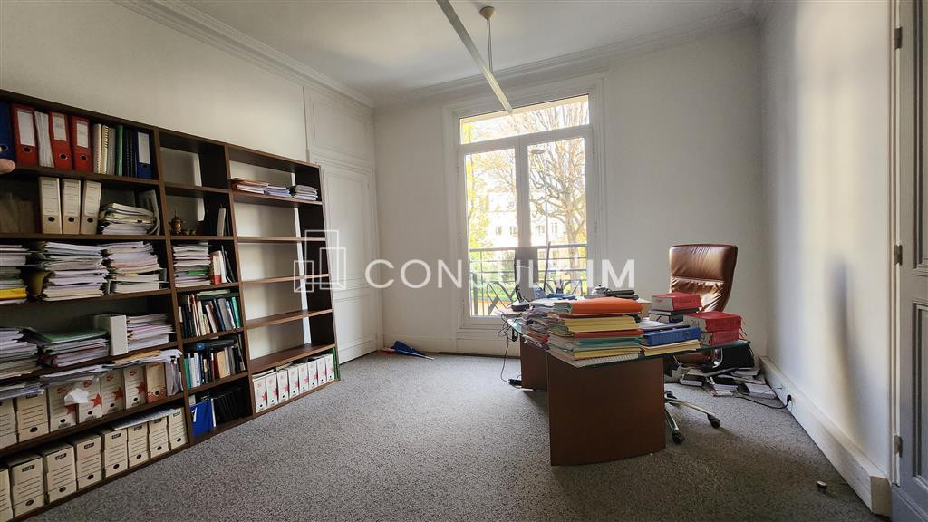 A toute proximité de la Place de l'Etoile, plateau de bureaux à louer de 472 m² au 1er étage