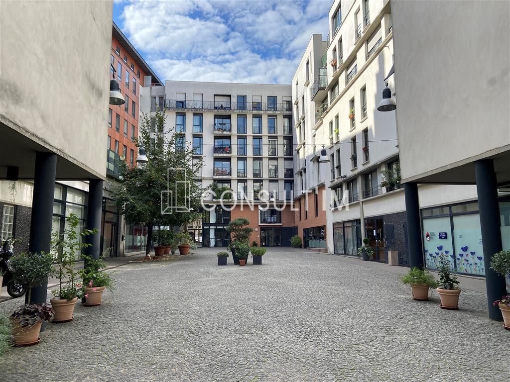 A deux pas de la Gare de Lyon, un local commercial en RDC à vendre sur cour