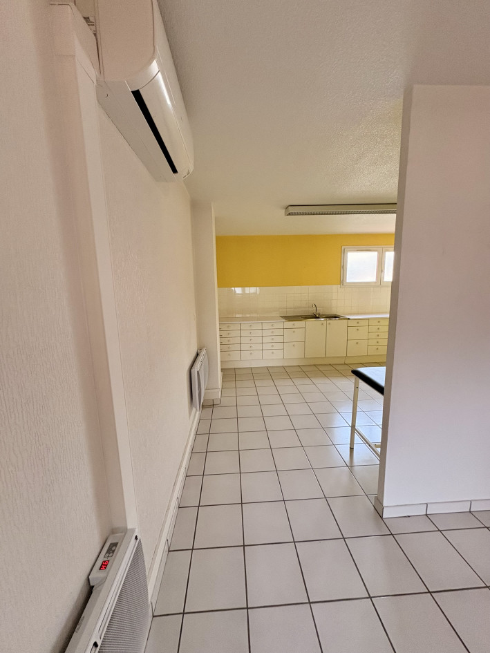 BUREAU 33m2 à louer-centre village- Idéal professions libérales