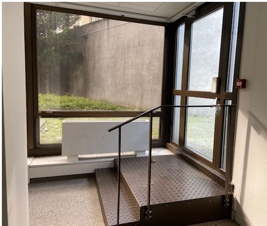 Dans un complexe immobilier de bureaux au pied de l'A13 et du Pt de St Cloud
