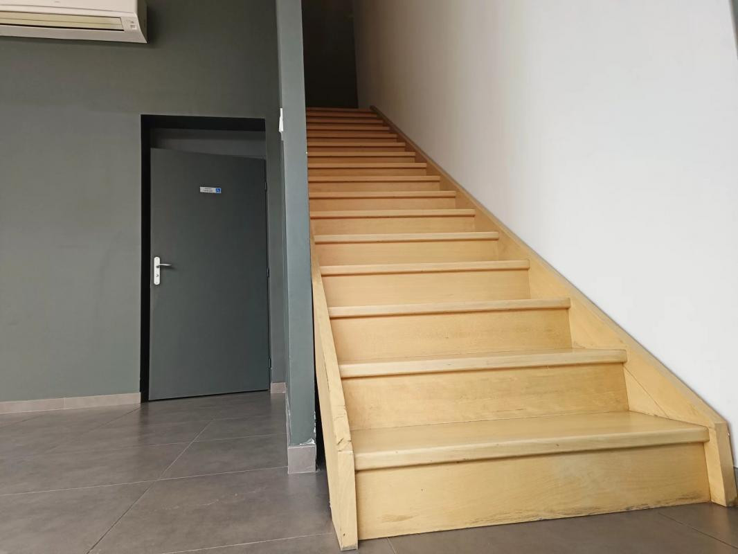 Local Commercial à Louer - 142 m² - Saint Priest 69800Centre