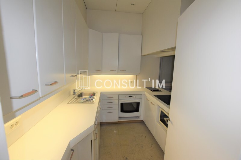 Locaux en duplex sur cour pavée