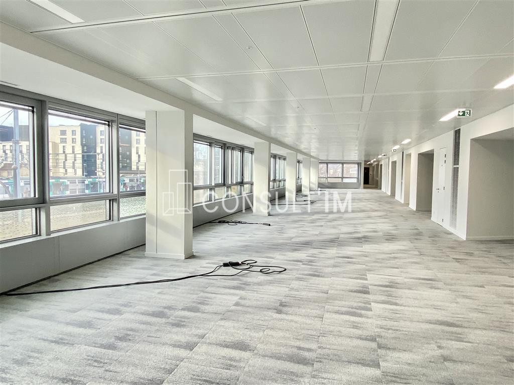 A LOUER BUREAUX NEUF AUX PIEDS DU RER A