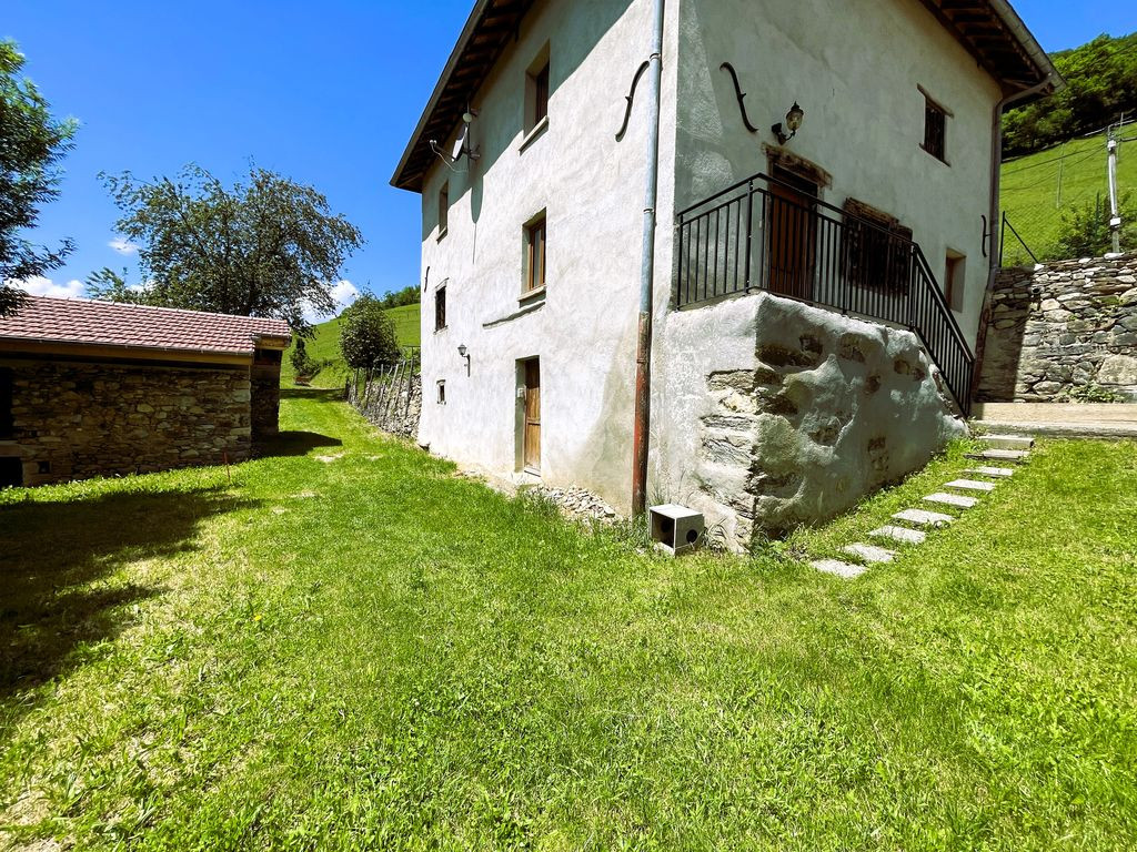 Propriété composée de 4 appartements + Terrain + Garage