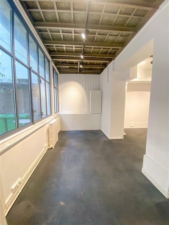 Bureaux en duplex sur cour avec belle hauteur sous plafond