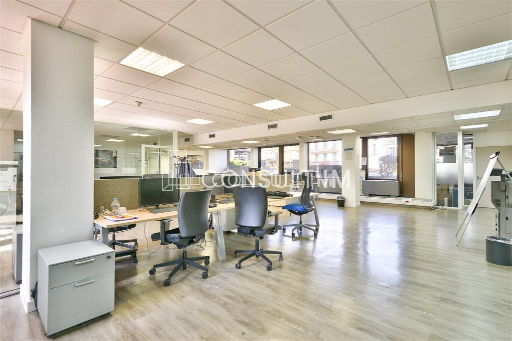 Au pied du Pont de St Cloud, beau plateau lumineux de 1236 m² à VENDRE