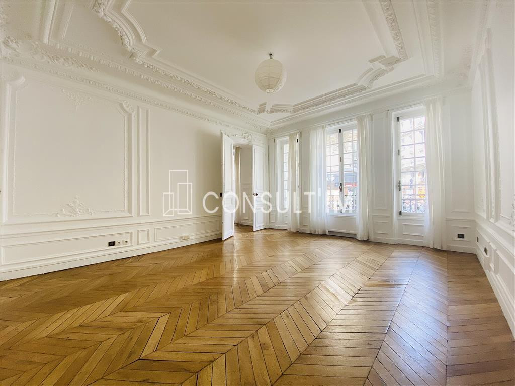 Locaux avec parquet, moulures et cheminées au sein d'un immeuble Haussmannien