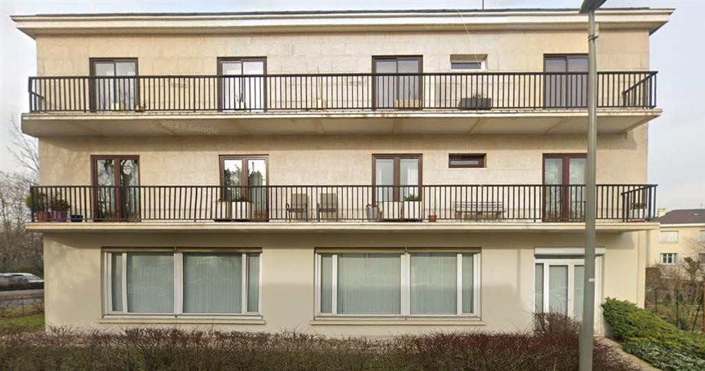 Belle surface A VENDRE  de plain -pied dans un immeuble en pierre agrafée, en excellent état au RDC