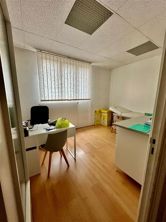 Belle surface A VENDRE  de plain -pied dans un immeuble en pierre agrafée, en excellent état au RDC