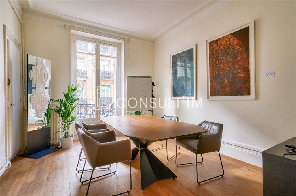 Au coeur du Triangle d'Or, bureaux en très bon état avec parquet moulures et cheminées