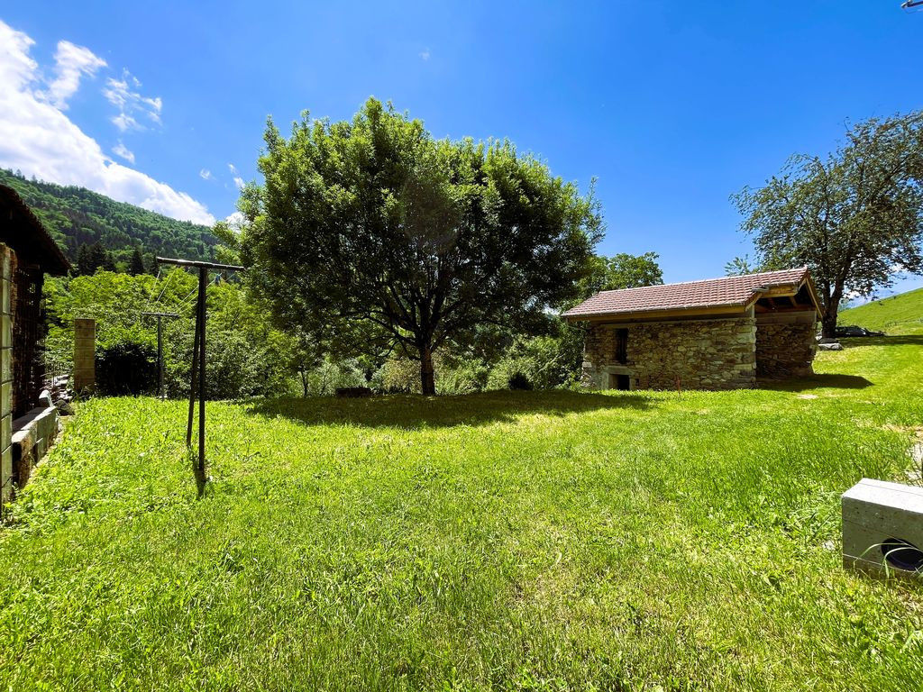 Propriété composée de 4 appartements + Terrain + Garage